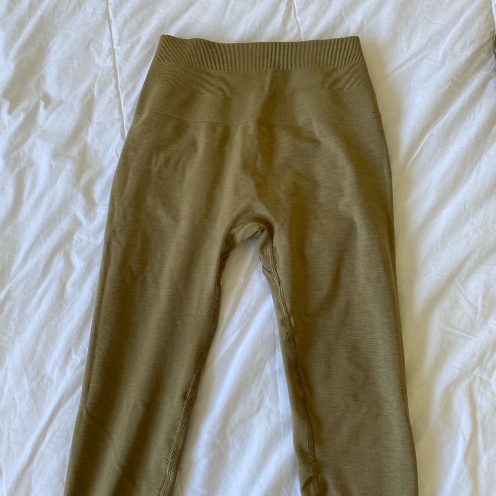 Alphalete Amplify Leggings - Not Gold XS